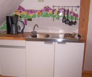 A kitchen or kitchenette at Atelier am Markt