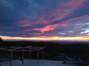 una vista de la puesta de sol desde el techo de un edificio en Rhodes Retreat, en Kalithies