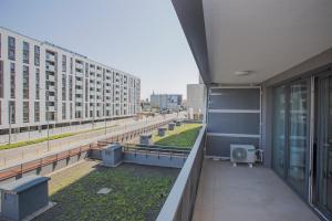 - Balcón de un edificio con vistas a la calle en Urban Jungle apartment Charlotte, en Białystok