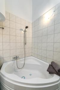 Kúpeľňa v ubytovaní Super Chic Suite with a Private Balcony