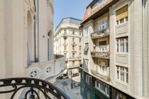 ブダペストにあるSUPER CHIC with Balconyの建物のバルコニーからの眺め