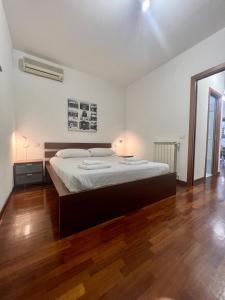ローマにあるPonte Milvio - Flat with terraceのベッドルーム1室(大型ベッド1台付)