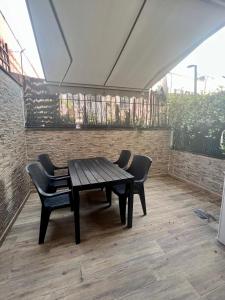 ローマにあるPonte Milvio - Flat with terraceの木製テーブルと椅子付きのパティオ