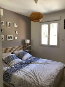 um quarto com uma cama grande e uma janela em Charmante maison climatisée avec piscine privée em Montauroux