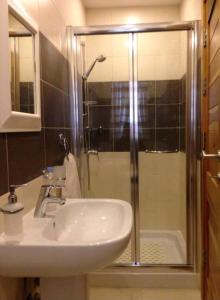חדר רחצה ב-The Valley Maisonette with private pool in M'scala