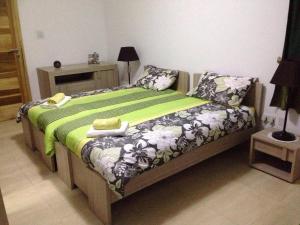 מיטה או מיטות בחדר ב-The Valley Maisonette with private pool in M'scala