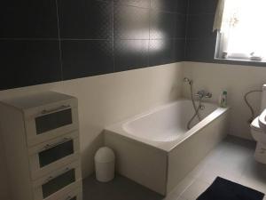 חדר רחצה ב-The Valley Maisonette with private pool in M'scala