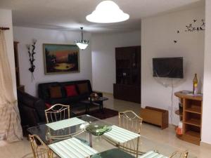 טלויזיה ו/או מרכז בידור ב-The Valley Maisonette with private pool in M'scala