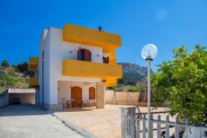 una casa de color amarillo y blanco en Matisé Home Relax, en Sciacca