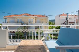 un banc bleu sur le balcon d'une maison dans l'établissement Urban Sea Side Apartments, à Thasos
