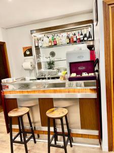 una cucina con due sgabelli a un bancone di Hotel S. Ercolano a Perugia