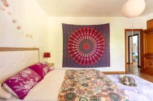 - une chambre avec un lit orné d'une grande peinture murale dans l'établissement CMLove Purple Room, à El Campello