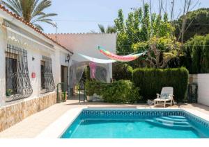 - une piscine en face d'une maison dans l'établissement CMLove Purple Room, à El Campello