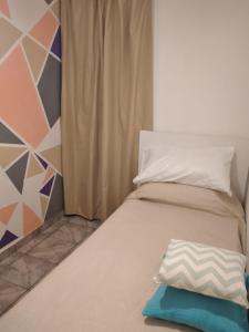 Bett mit Kissen auf dem Zimmer in der Unterkunft Alojamiento Turístico Los Pinos in Villa Elisa