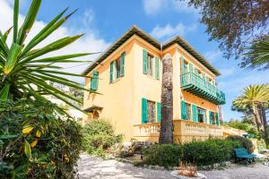 カップ・ダイユにあるROC FLEURY - Cap d'Ail, VI1094 by Riviera Holiday Homesの緑の襖のある大きな黄色の家
