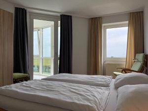 ein Hotelzimmer mit 2 Betten und einem Fenster in der Unterkunft Apartment 12 in Wilhelmshaven