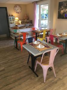 Reštaurácia alebo iné gastronomické zariadenie v ubytovaní Amadour Hôtel