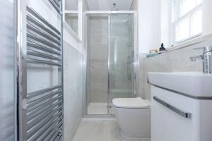 a bathroom with a shower and a toilet and a sink at Oxfordshire Living - The Vanderbilt - Woodstock in Woodstock