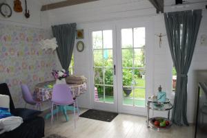 a childs room with a table and a window at B&B Öland in Ottoland