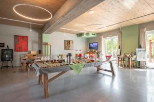 ein großes Zimmer mit einem Tisch mit Essen drauf in der Unterkunft Podere Vignanova Rooms & SPA in Castagneto Carducci