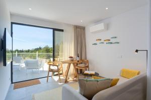 sala de estar con sofá y mesa en Casa Sol 9 by Sevencollection, en Carvoeiro