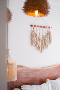 un montón de agujas de pino colgando de una cama en Peaceful Studio Tulum, en Tulum