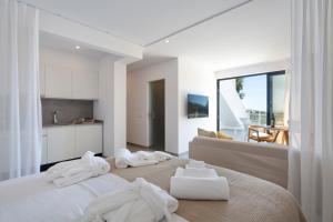 ein Schlafzimmer mit zwei weißen Handtüchern auf einem Bett in der Unterkunft Casa Sol 9 by Sevencollection in Carvoeiro
