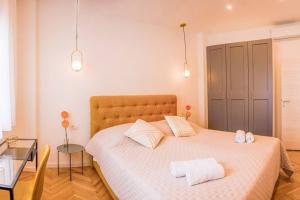 - une chambre avec un lit et 2 serviettes dans l'établissement Luksuzni apartman Ribica u samom centru grada, à Split