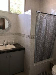 a bathroom with a shower and a sink at Casa en Ballenita: Piscina, Vóley, BBQ y Mar Cerca in Ballenita