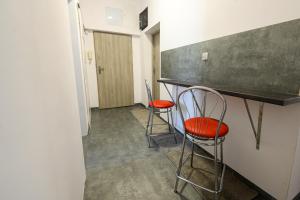 un pasillo con 2 sillas y un mostrador en una habitación en MRU Rooms, en Racibórz