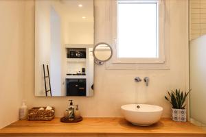bagno con lavandino e specchio di Galini Hotel a Mykonos Città