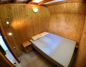 um pequeno quarto com uma cama numa sauna em Chalet dans le parc d'un manoir du XIXème em Anglès