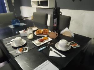 stół z talerzami jedzenia na górze w obiekcie Sol y Luna B&B w mieście Monte Grande