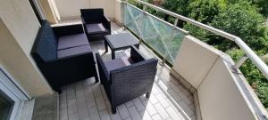 z widokiem na balkon z krzesłami i stołami w obiekcie Cosy Rent Strasbourg Garage Wifi Terrasse Dream Host Romain w Strasburgu