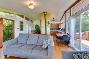 sala de estar con sofá y mesa con sillas en McKinleyville Getaway with Hot Tub and Ocean Views! en McKinleyville