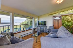 ein Wohnzimmer mit 2 Sofas und einem TV in der Unterkunft McKinleyville Getaway with Hot Tub and Ocean Views! in McKinleyville