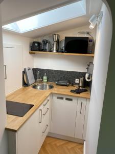 O bucătărie sau chicinetă la Apartment Perle am See - Wohnen auf Zeit - Homeoffice - nah am See - buchbar ab 28 Nächte