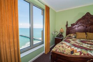 ein Schlafzimmer mit einem Bett und einem großen Fenster in der Unterkunft Margate #2207 - Samy's in Myrtle Beach