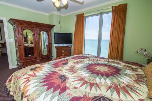 ein Schlafzimmer mit einem großen Bett und einem großen Fenster in der Unterkunft Margate #2207 - Samy's in Myrtle Beach
