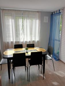 uma mesa e cadeiras num quarto com uma janela em Apartament Queen em Malbork