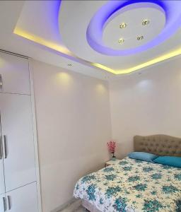 1 dormitorio con 1 cama con techo púrpura en sea and mountain view roof terrace central, en Alanya