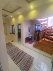 un ampio soggiorno con lavandino e bagno di Central 1 Bed w Balcony Sea Views & Roof Terrace a Alanya