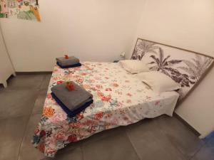 un letto con coperta e cuscini sopra di Villa lagon Boipeba a Le François