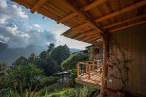 un balcón de una casa con vistas a las montañas en Casa Chuparrosas en San Mateo Río Hondo