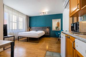 Kuchyňa alebo kuchynka v ubytovaní EA ApartHotel Melantrich