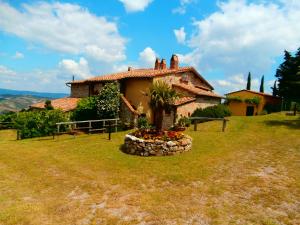 a house on top of a hill with flowers in front at Casa Bacci in Siena