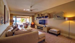 Гостиная зона в Cape Point Seafront Suites & Penthouse by LOV