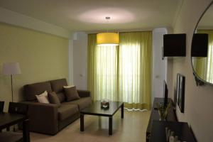 - un salon avec un canapé et une table dans l'établissement Precioso apartamento en primera linea de playa, à Algarrobo-Costa