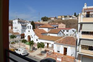 - une vue sur une ville avec une église blanche dans l'établissement Precioso apartamento en primera linea de playa, à Algarrobo-Costa