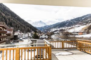 einen Balkon mit Blick auf einen verschneiten Berg in der Unterkunft A Casa Residenz in Sölden